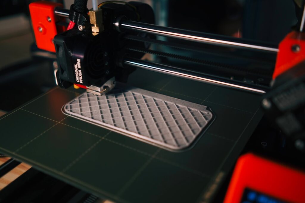 Impressora 3D a fabricar uma peça camada a camada